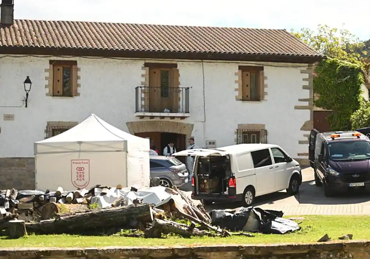 Imagen principal - Agentes de la Policía Foral de Navarra en la vivienda en la que se ha producido el homicidio. 