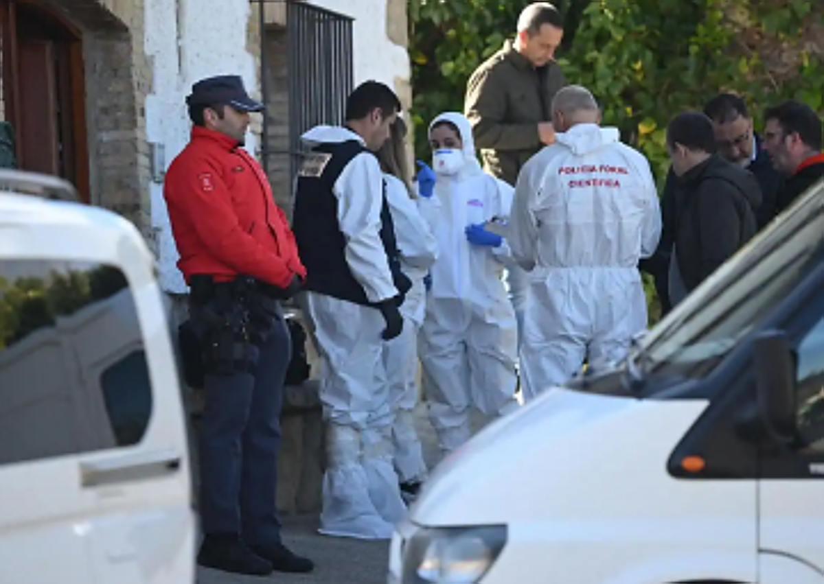 Imagen secundaria 1 - Agentes de la Policía Foral de Navarra en la vivienda en la que se ha producido el homicidio. 