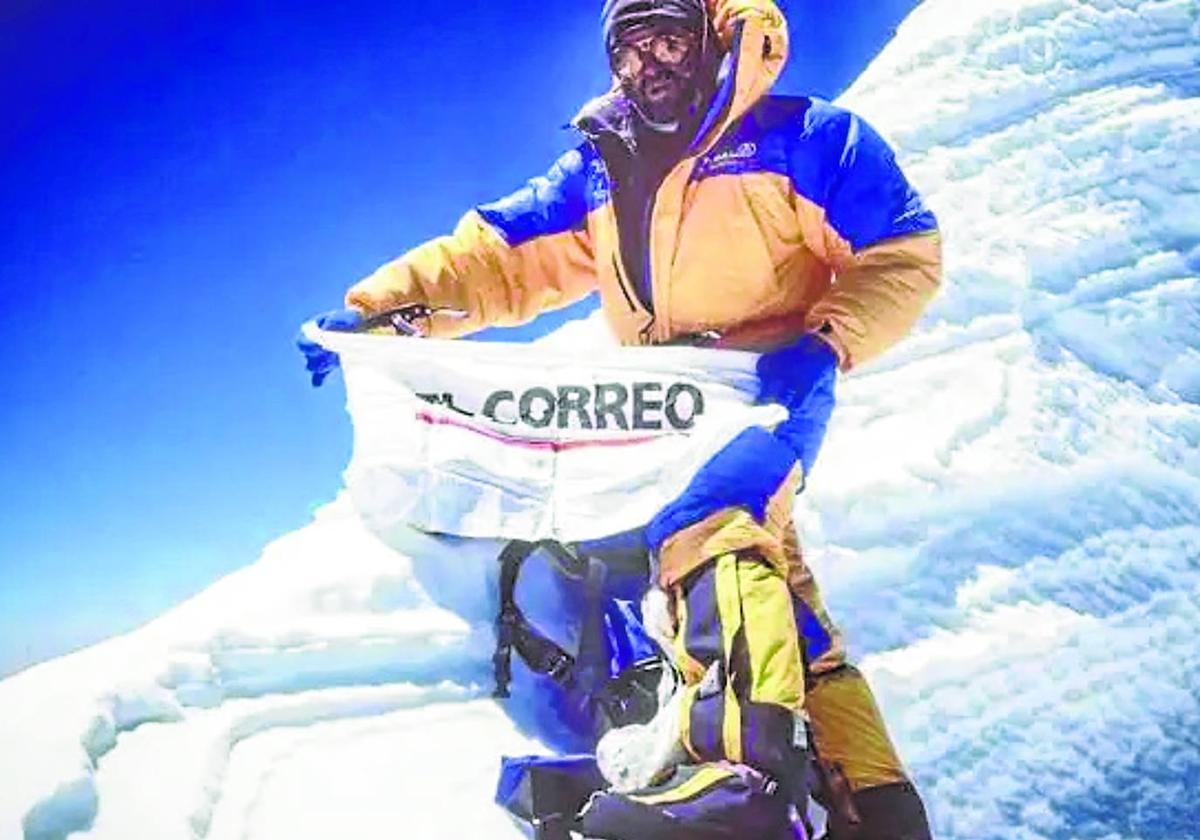 Cumbre. Oiarzabal, en la cima del Annapurna con EL CORREO tras conquistar su 14º ochomil.