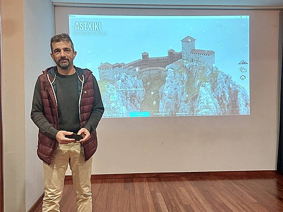 El investigador Iñaki Sagredo presentó ayer en la casa de cultura Txanporta la recreación virtual de este castillo del monte Astxiki en Abadiño.