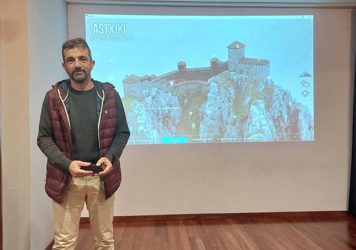 El investigador Iñaki Sagredo presentó ayer en la casa de cultura Txanporta la recreación virtual de este castillo del monte Astxiki en Abadiño.