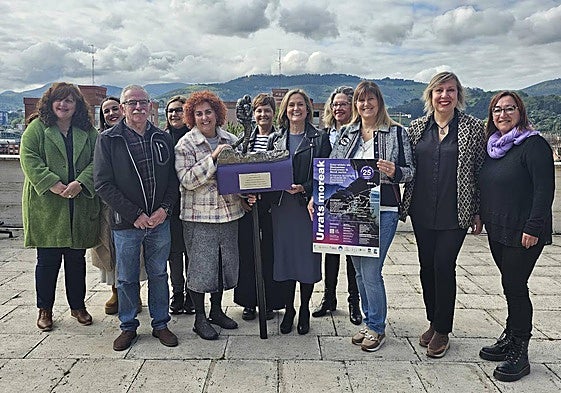Representantes de los municipios organizadores de la marcha con el buzón que se instalará esta edición.