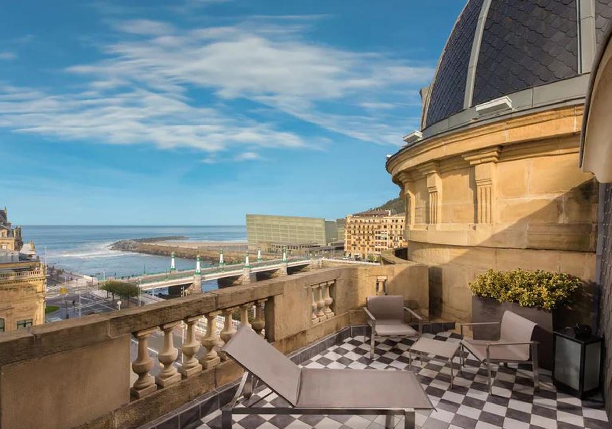 Imagen principal - Arriba, terraza del Hotel María Cristina; en segundo término, una de las suits del Lasala. Abajo, detalle de una de las habitaciones de Villa Favorita.