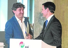 Eneko Andueza e Imanol Pradales se saludan en el debate electoral organizado por EL CORREO.