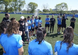 Las Gloriosas hacen piña tras el entrenamiento de este martes.