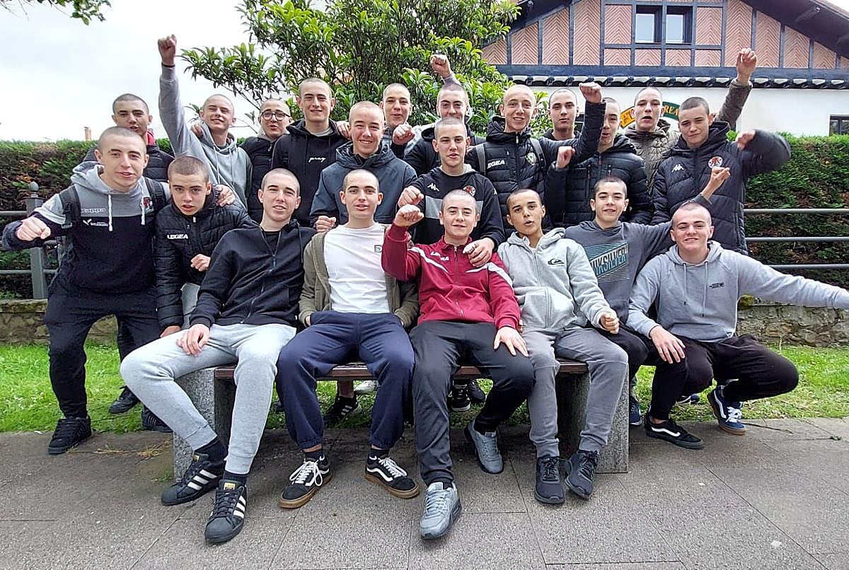 Algunos de los 40 alumnos del Instituto de Gernika que han participado en la iniciativa.