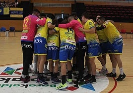 Los jugadores del Club Balonmano Barakaldo congregados en el Polideportivo Lasesarre.