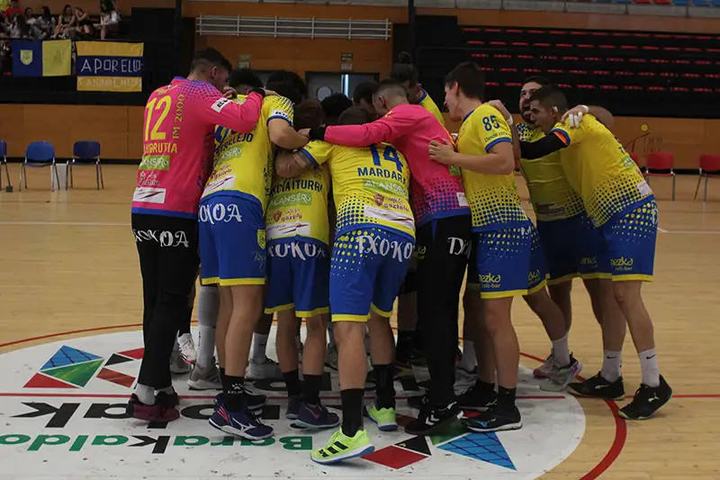 Los jugadores del Club Balonmano Barakaldo congregados en el Polideportivo Lasesarre.