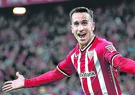 Berenguer celebra uno de los goles que marcó en el derbi ante la Real Sociedad en San Mamés.