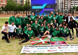 El equipo del club de atletismo adaptado Bertako-Javi Conde.