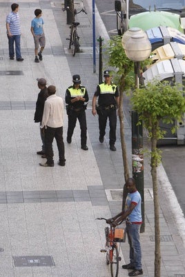 Dos policías locales patrullan a pie por el barrio de Coronación.