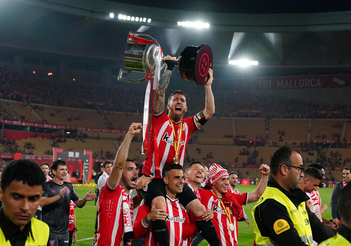 Dani García coge en hombros a Muniain sobre el césped de La Cartuja tras ganar la Copa.