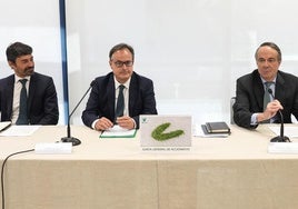 De derecha a izquierda, el presidente de Vidrala Carlos Delclaux, gorka Schmitt, consejero delegado y Raul Gómez, que asumirá el cargo de primer ejecutivo en las próximas a partir de julio.