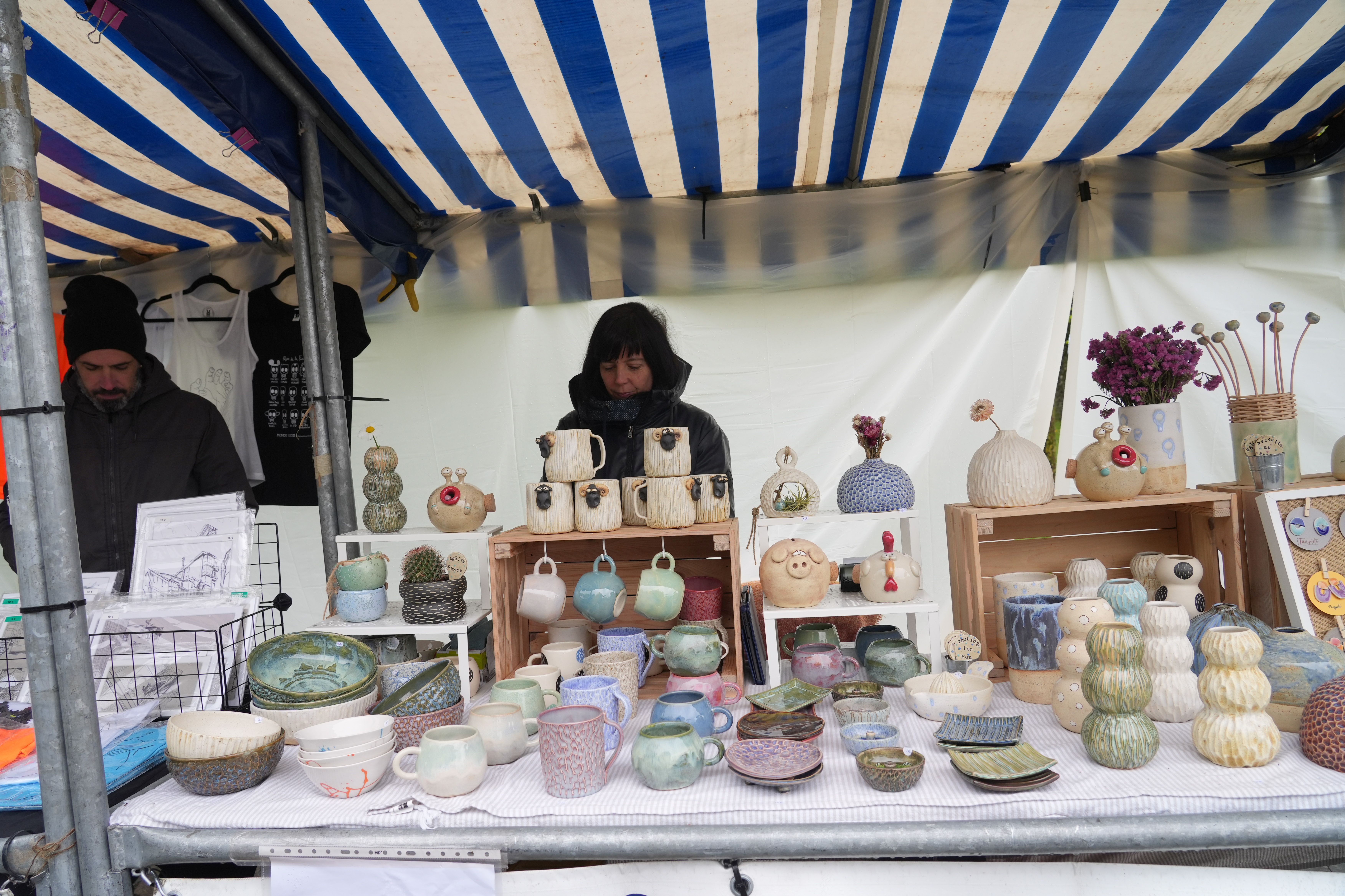 Uno de los puestos de artesanía de la feria en la romería de Estíbaliz.