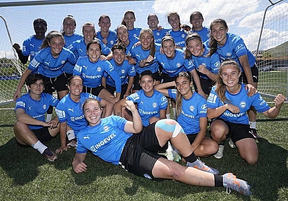 Las albiazules posan junto a una portería de Ibaia tras la sesión de entrenamiento de ayer.