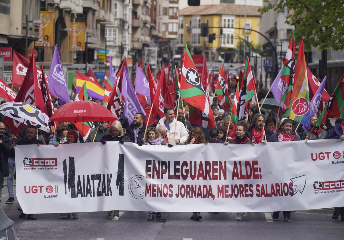 La comitiva de CCOO y UGT, a su paso por la calle La Paz