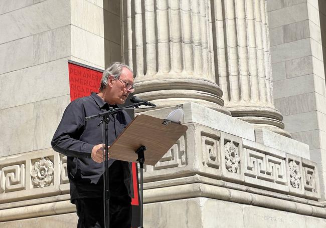 El autor, en una lectura pública en Nueva York en apoto de Rusdhie.