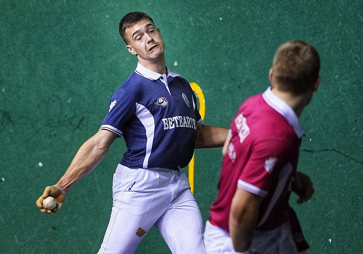 Loza suelta la derecha ante la mirada de Apezetxea.