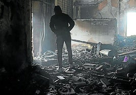 Interior del pabellón en la punta norte de Zorrozaurre que se incendió y donde vivían doce personas