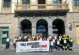 El comité se ha concentrado desde mediados de abril todos los viernes en la puerta del Ayuntamiento de Amurrio.