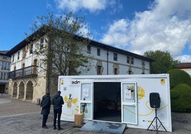 El 'stand' está colocado en la plaza del Ayuntamiento, en Murgia.