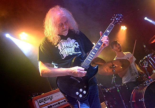 El guitarrista con chula camsieta de Electric Wizard.