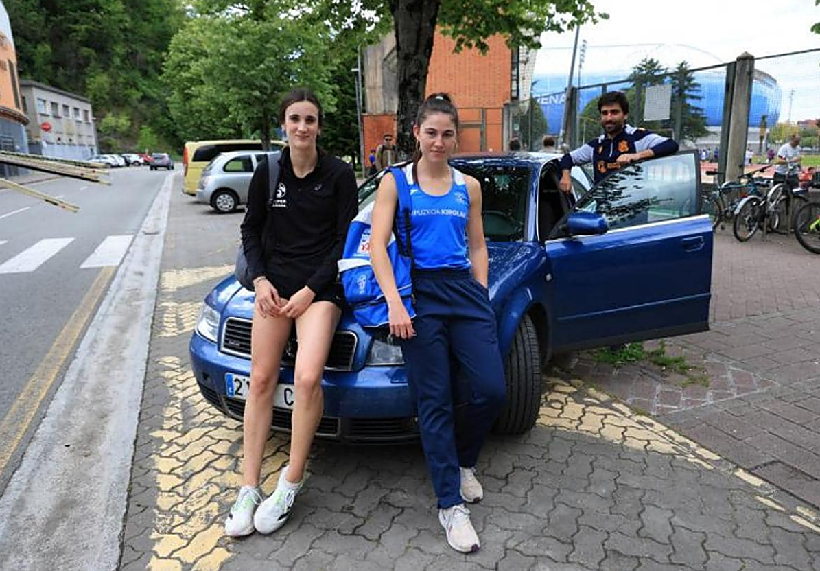 Ainhoa Intxaurrondo, del Atlético, e Irune Muguruza, del BAT, denuncian que no hay pistas homologadas en Gipuzkoa para competir.