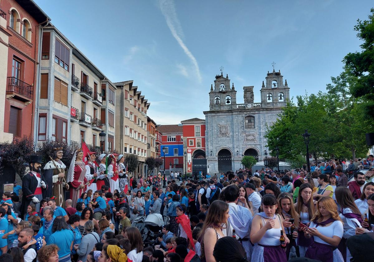 Ambiente festivo en la plaza de los Fueros durante los 'Ochomayos' del año pasado.