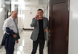 Andoni Ortuzar y Arnaldo Otegi, en un pasillo del Parlamento vasco.