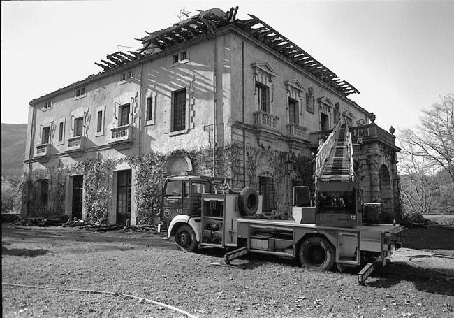 En 1992 el palacio sufrió un incendio que arrasó su valiosa biblioteca.