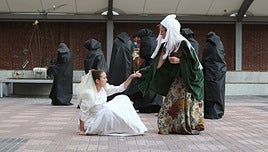 Una de las obras de teatro callejero que han disfrutado en Getxo.