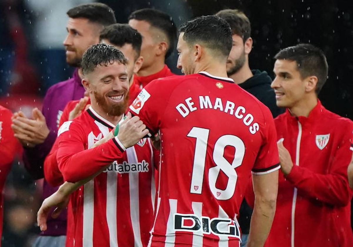 De Marcos recibe el brazalete de capitán.