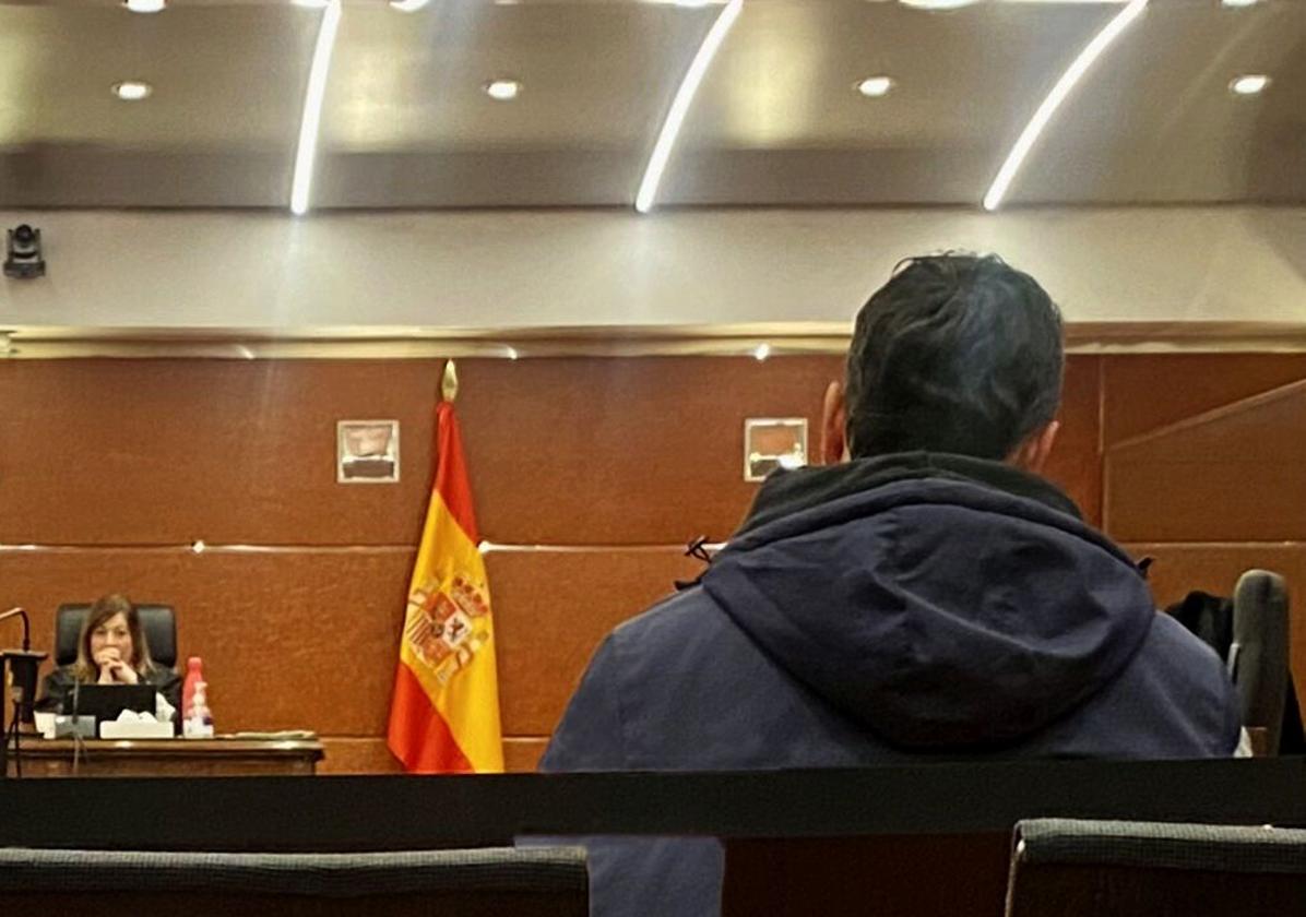 Este condenado, ahora en prisión, paga cien euros al mes a su hijastra, a la que agredió sexualmente.