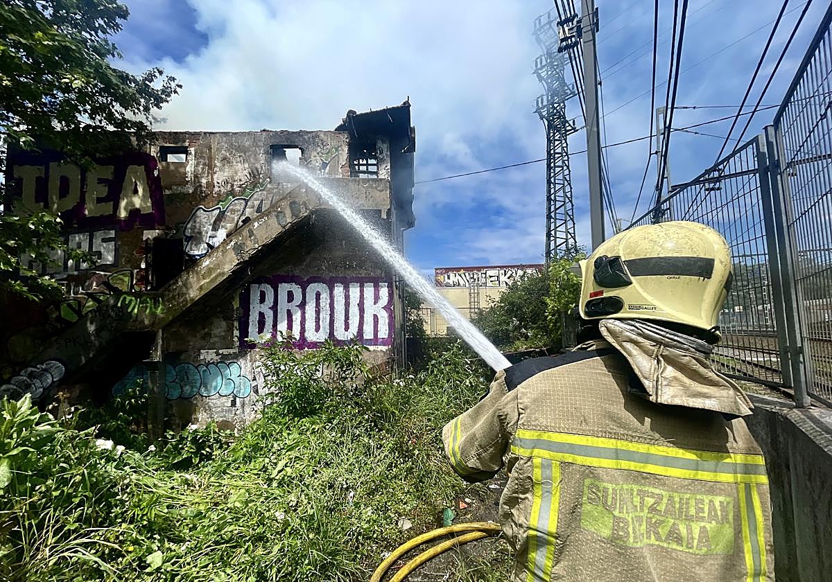 Cinco heridos por inhalación de humo en el incendio de un edificio abandonado en Erandio