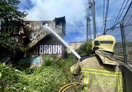 Extinción del incendio en el edificio abandonado de Erandio.