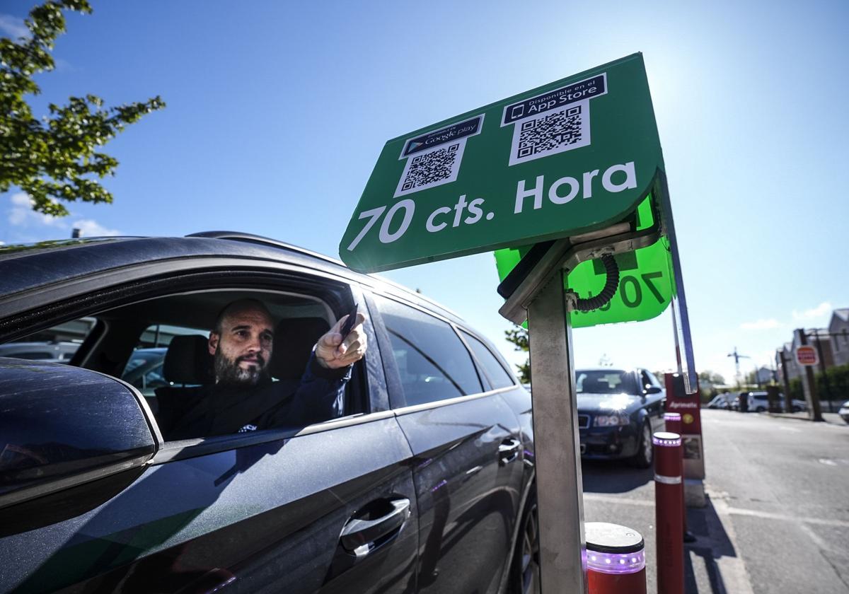 Barreras y cartel instalados en el acceso al aparcamiento del centro comercial de Aretxabaleta.