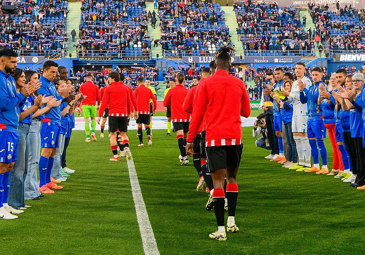 Los jugadores del Getafe le hacen el pasillo a los campeones de Copa.