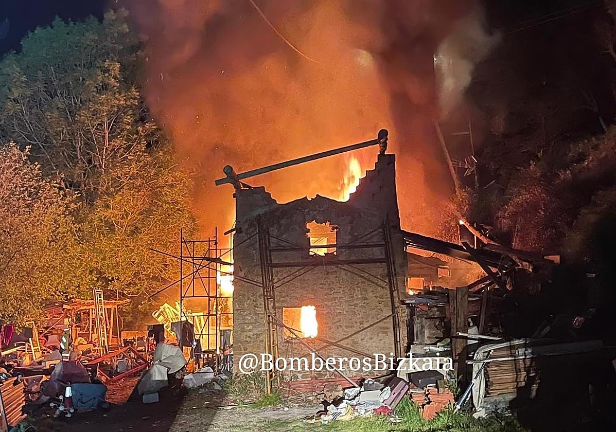 El incendio se ha originado a la media noche.