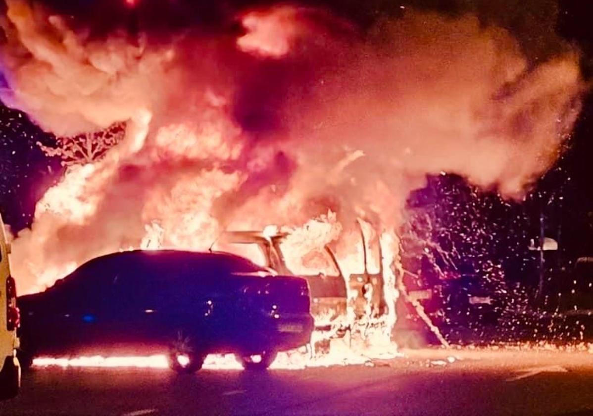 Los coches envueltos en llamas.