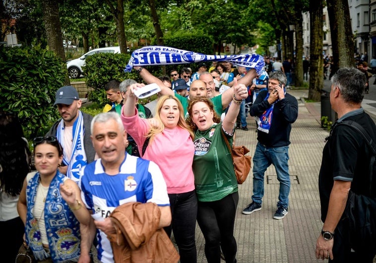 Espectacular ambiente entre las aficiones del Sestao y el Deportivo en la previa del partido