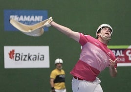 Erkiaga suelta la derecha ante la mirada de Lekerika