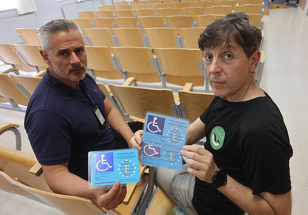 El jefe de la Policía de Leioa, Josu Uribe, y el experto en falsificaciones José Luis Minteguía.