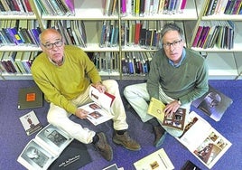 Los hermanos Jonan y Gorka Basterretxea muestran parte del legado del artista en el Artium.