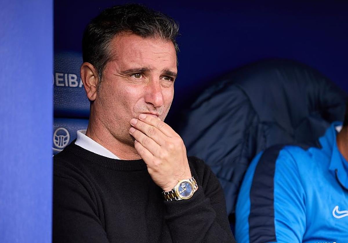 Jandro, muy serio en el banquillo de Ipurua.