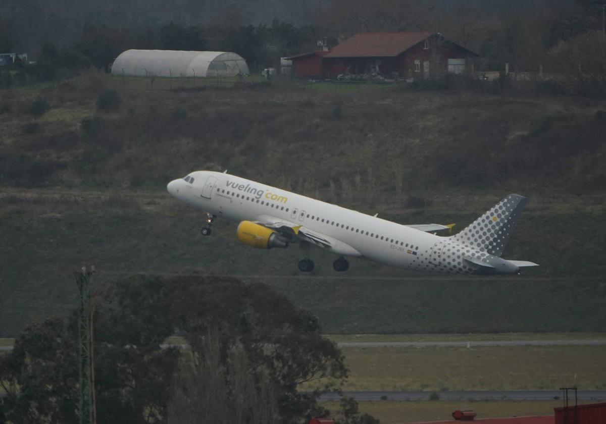 Un avión de Vueling despega de Loiu, en una imagen ajena a esta información.