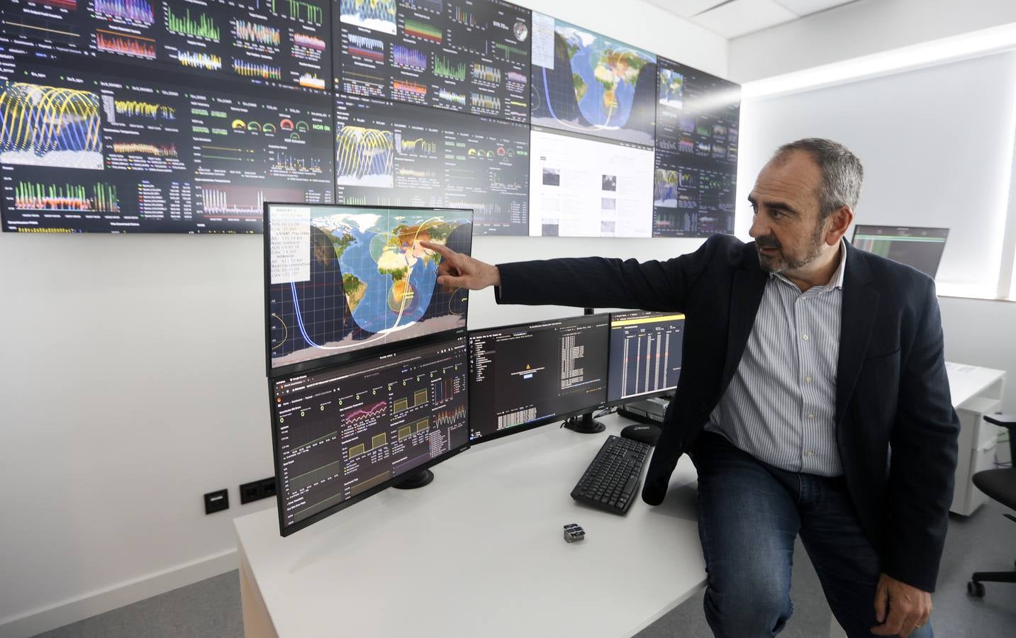 Imagen secundaria 1 - Juan Tomás Hernani junto a su plantilla de ingenieros electrónicos.