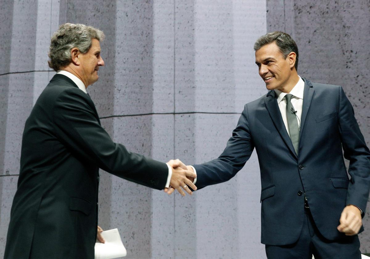 Francisco Riberas saluda a Pedro Sánchez en el congreso de la empresa familiar de 2018, en Valencia, cuando se produjo el distanciamiento.