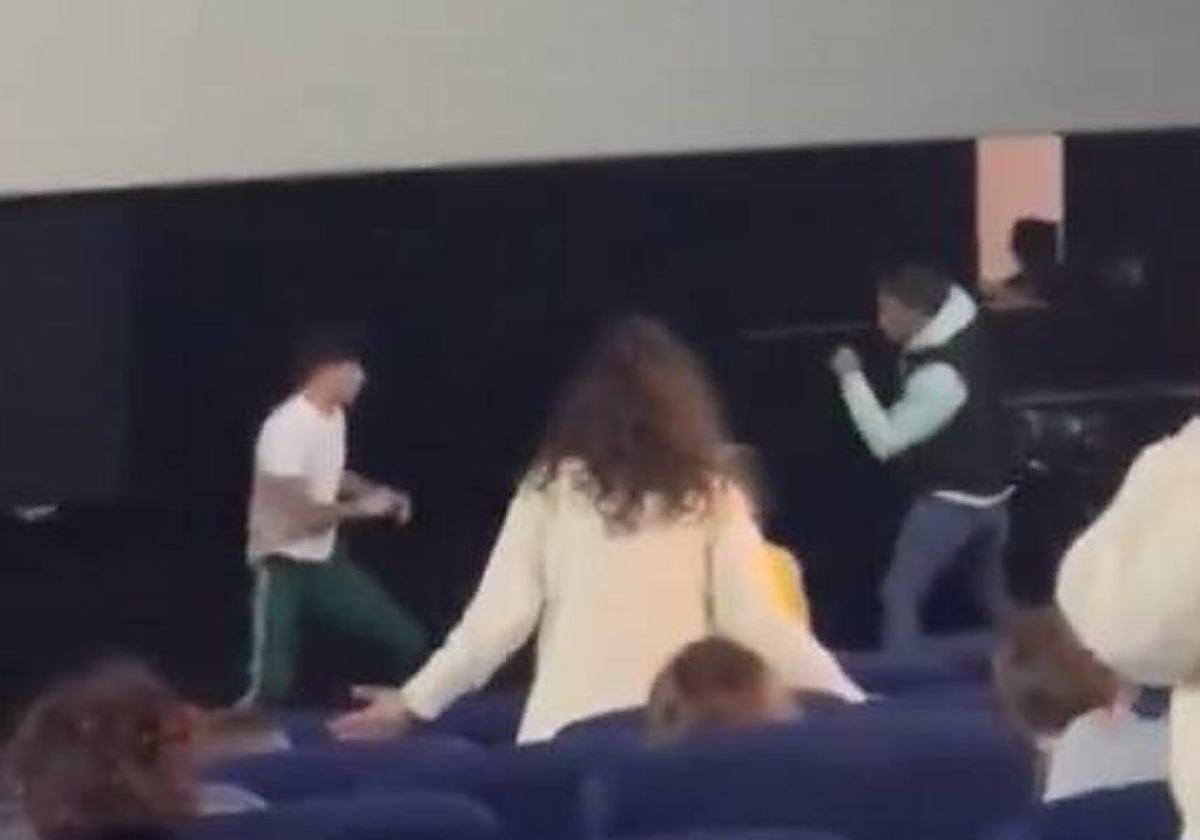 Un boxeador noquea a un hombre que presuntamente agredía a su pareja en unos cines de León