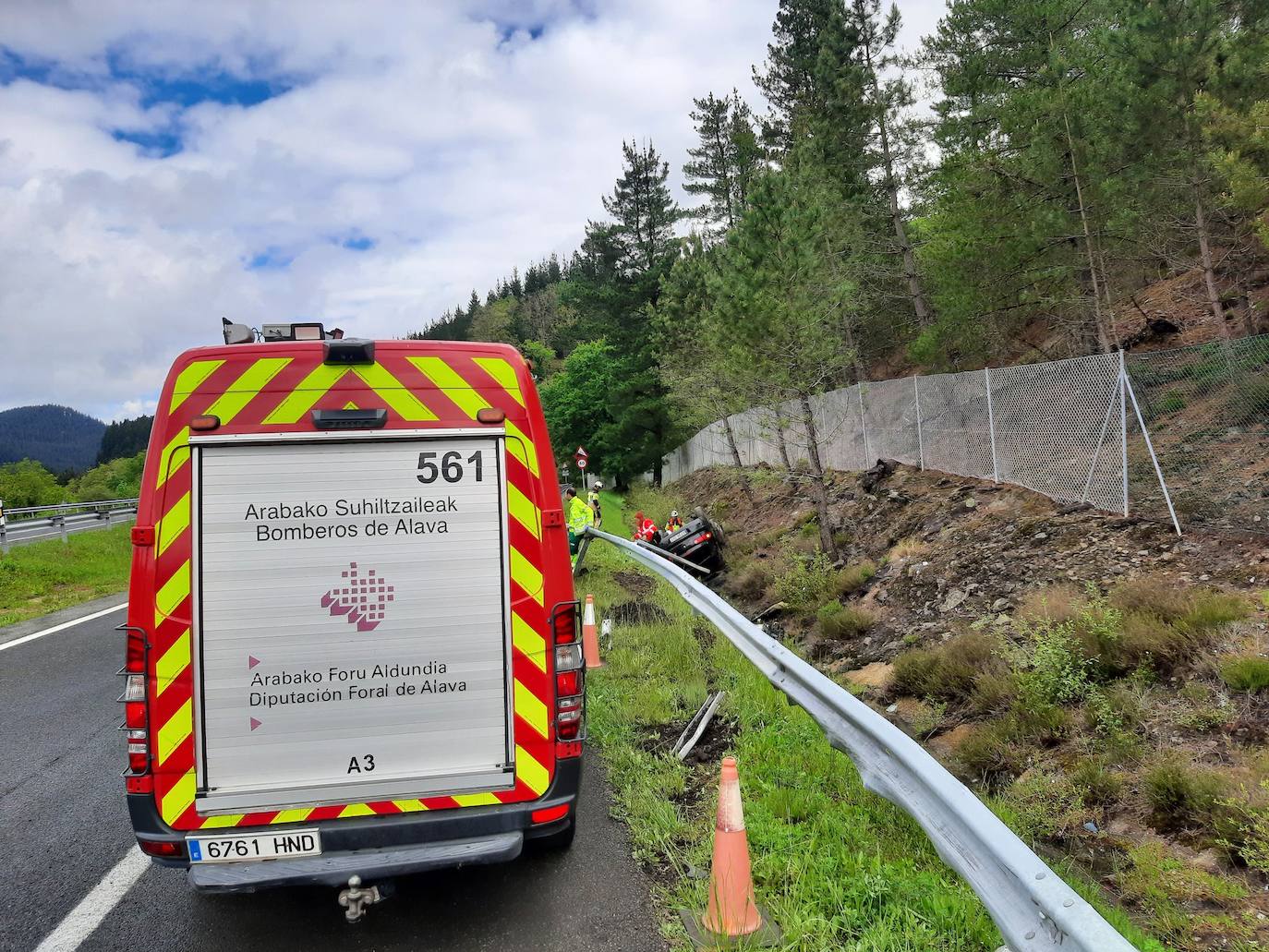 Al lugar del accidente han acudido los bomberos de Álava.