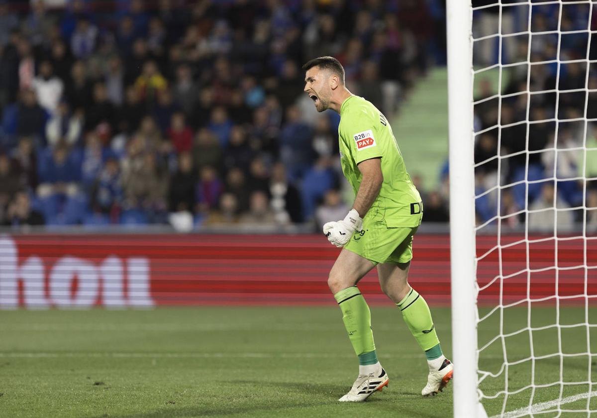 Unai Simón celebra con rabia una de sus paradas el viernes en Getafe, donde firmó una exhibición, penalti incluido.